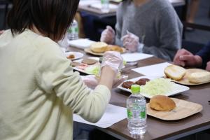 国見バーガー作りの様子です